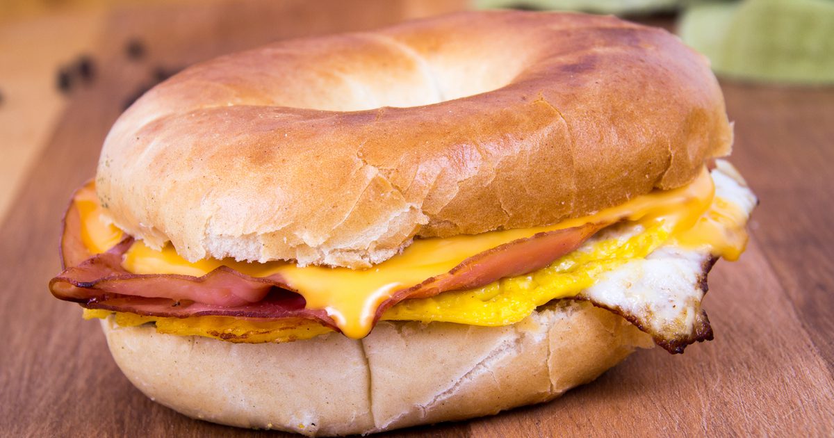 Колко калории се намират в пържола на McDonald's, яйце и сирене Bagel?