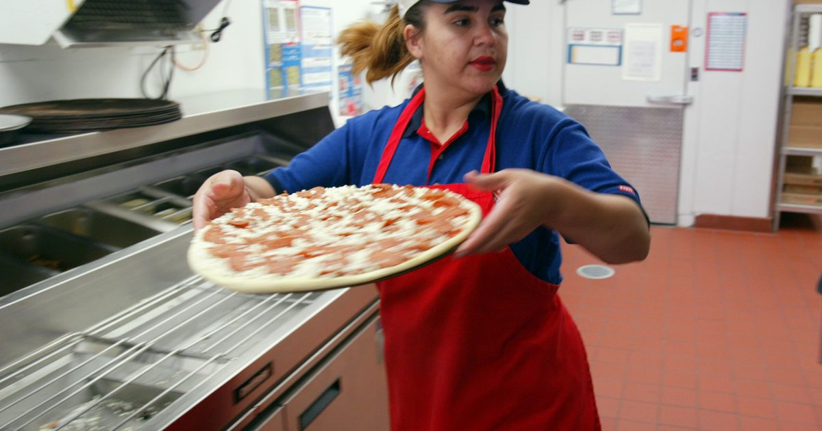 Колко калории са в част от пицата на Домино?