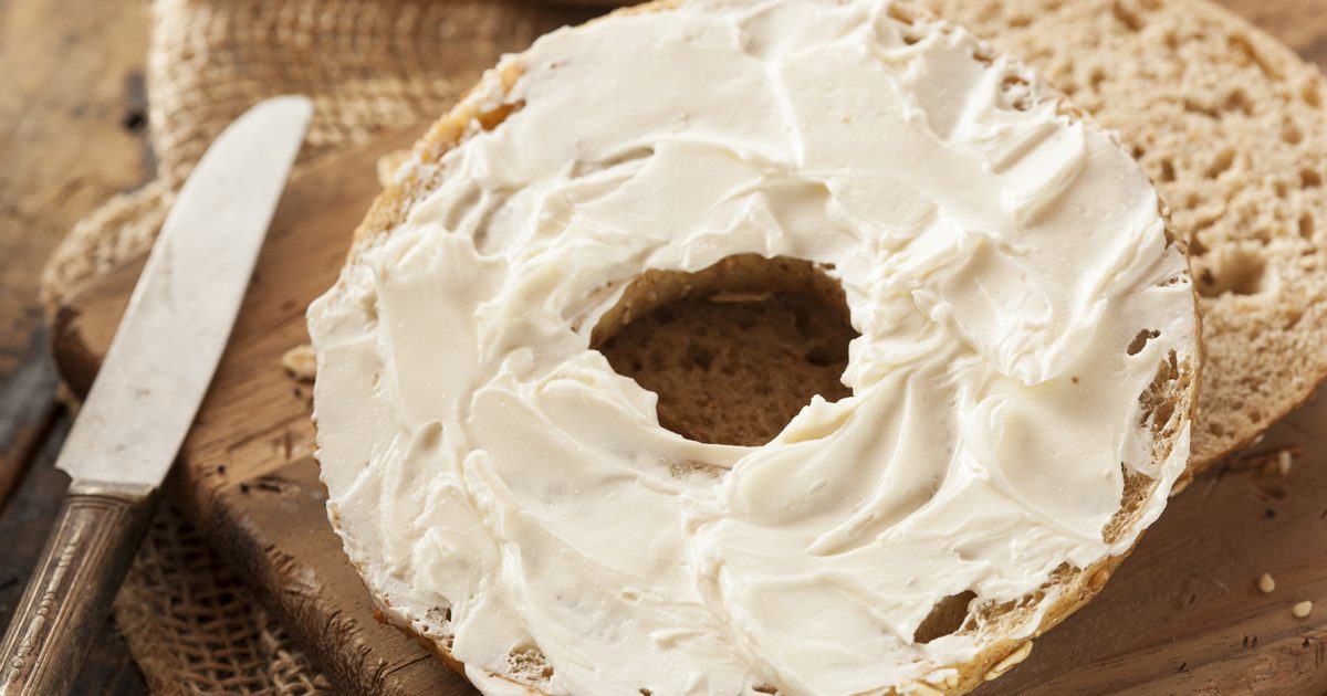 Hvor mange kalorier findes i en almindelig bagel med cremeost?