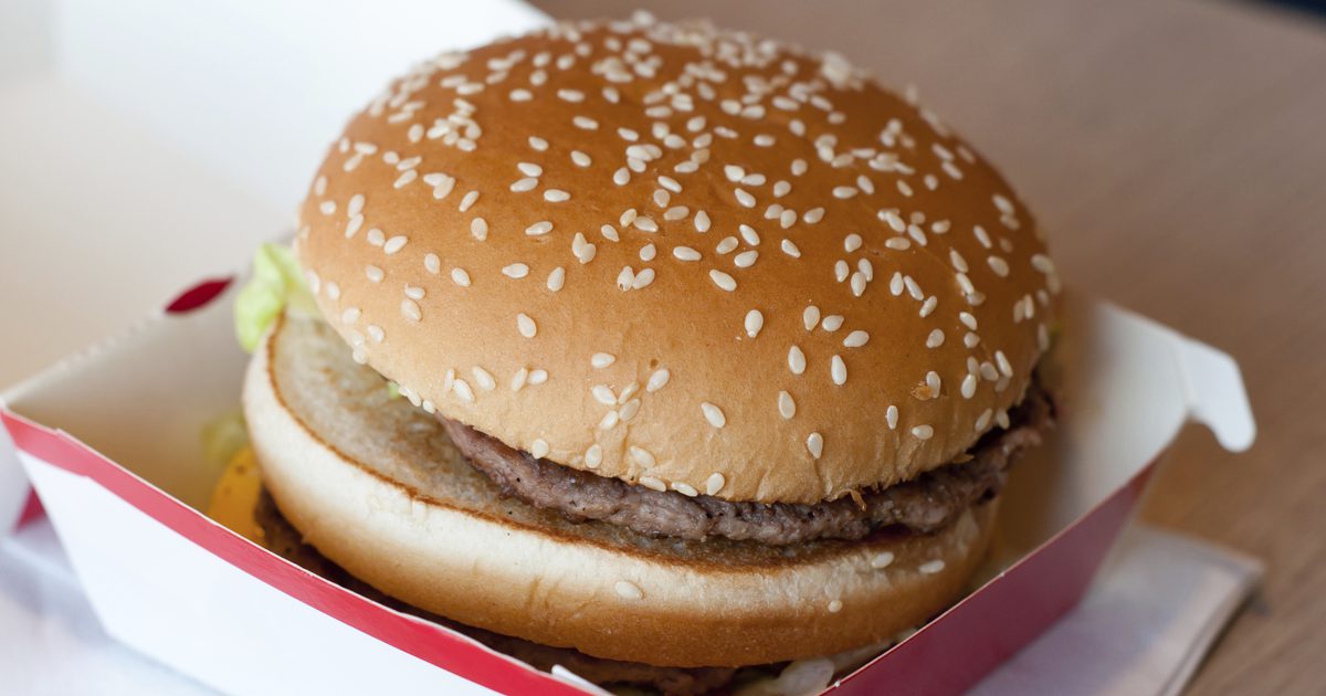 Hoeveel calorieën zijn er in een gewone hamburger, kleine friet en een cola light