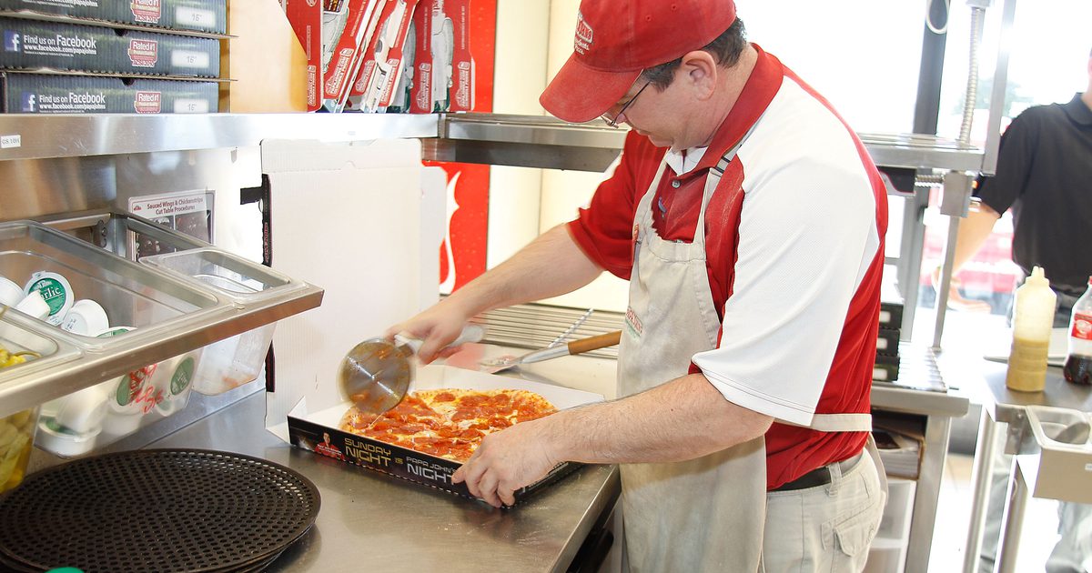 كم عدد السعرات الحرارية في شريحة بيتزا بابا جونز؟