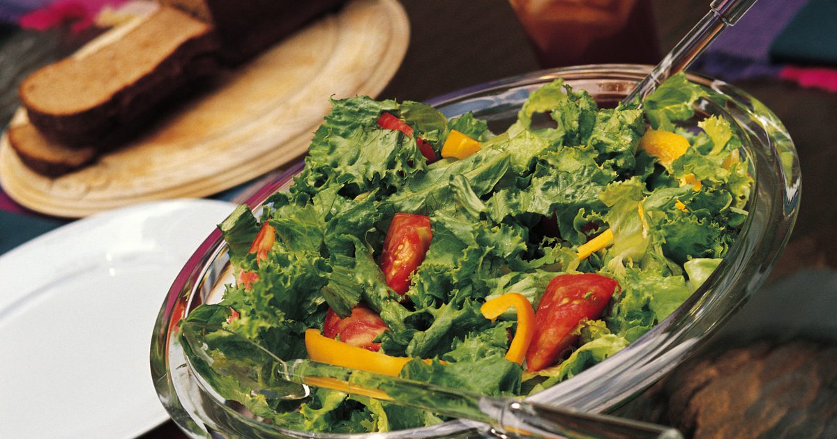 Wie viele Kalorien sind in einem geworfenen Salat?