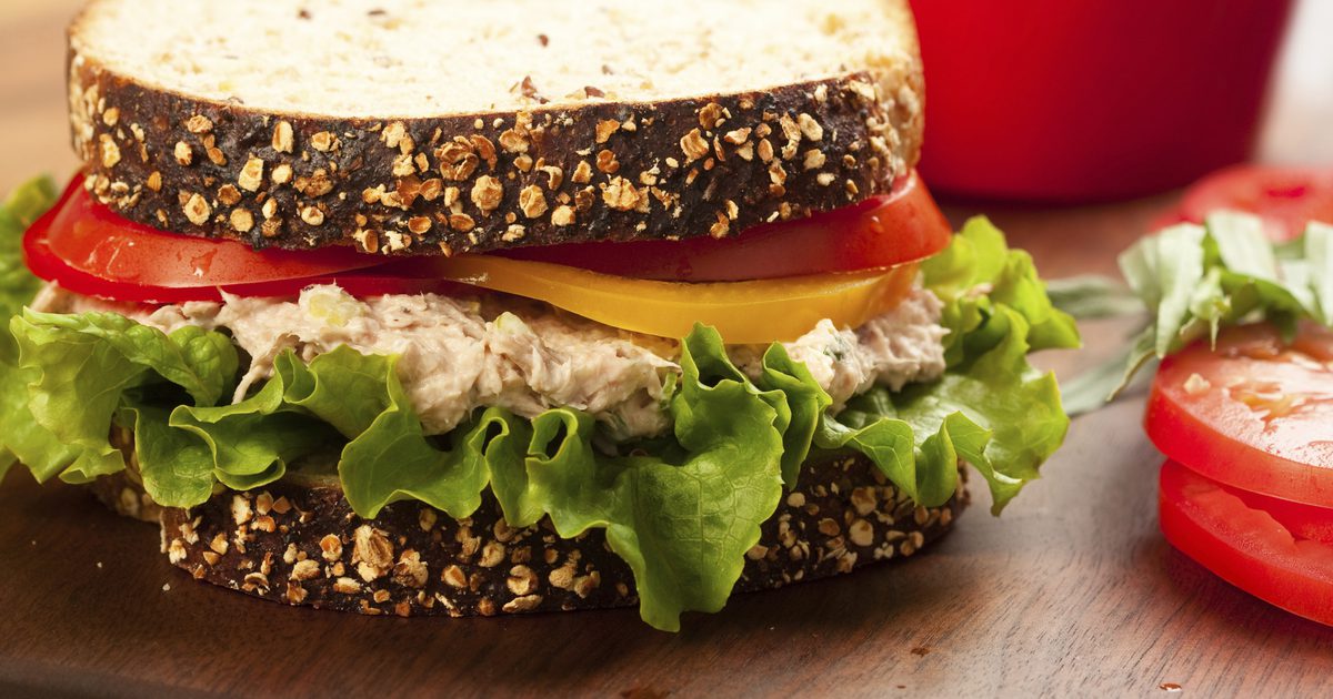Колко калории има в сандвич с риба тон?