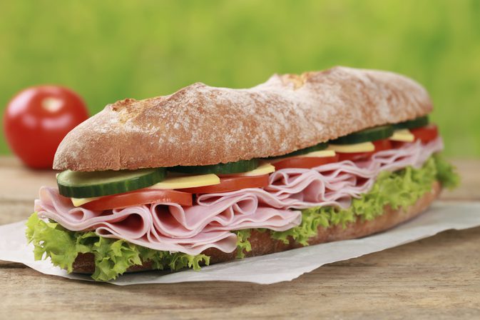 Сколько калорий в сэндвиче с ветчиной?