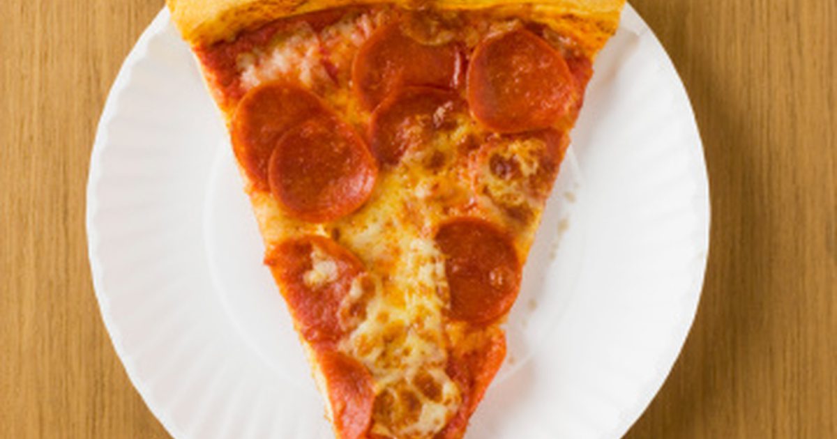 كم عدد السعرات الحرارية في شريحة من بيتزا بيبروني؟