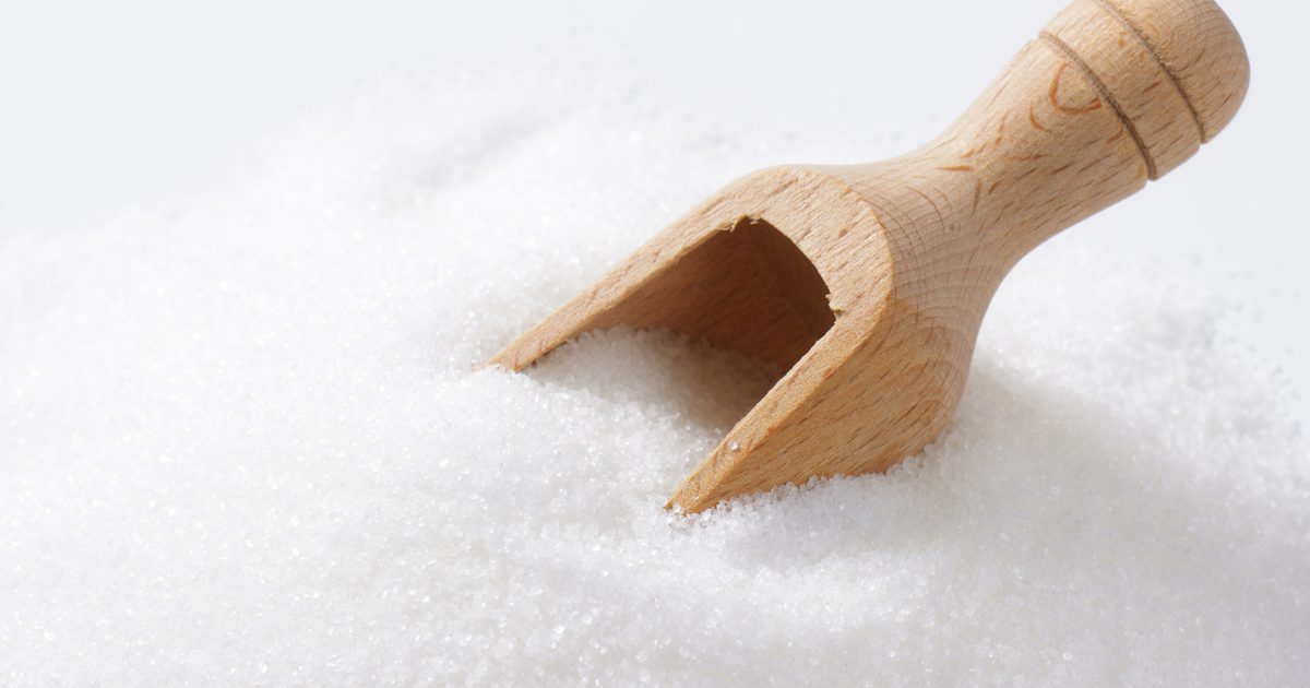 كم عدد السعرات الحرارية في ملعقة صغيرة من السكر المحبب؟