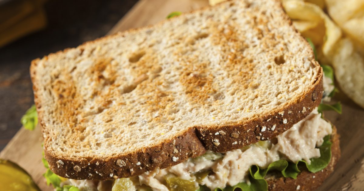 Hvor mange kalorier i en hel tunfisk sandwich på hvede?