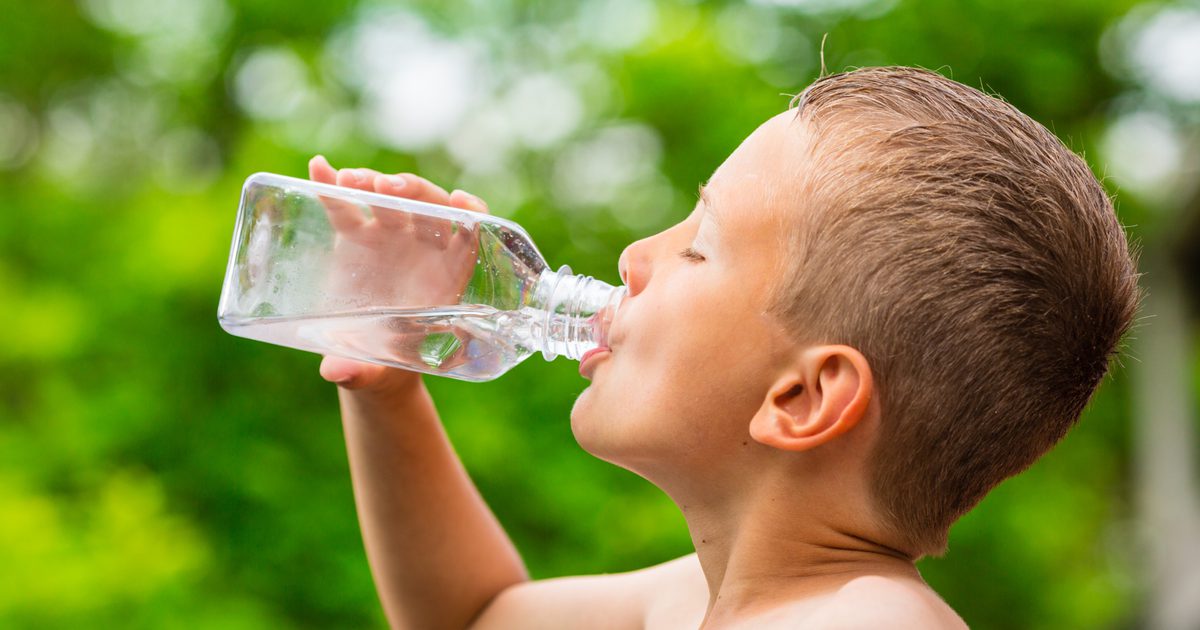 Hvor mye vann skal en 6 år gammel gutt drikke per time?