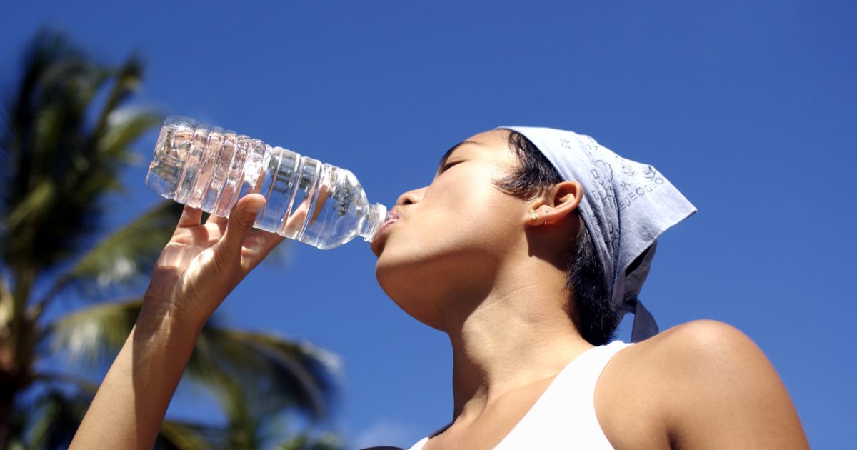 Hur mycket vatten borde ha en genomsnittlig kvinnlig drink?