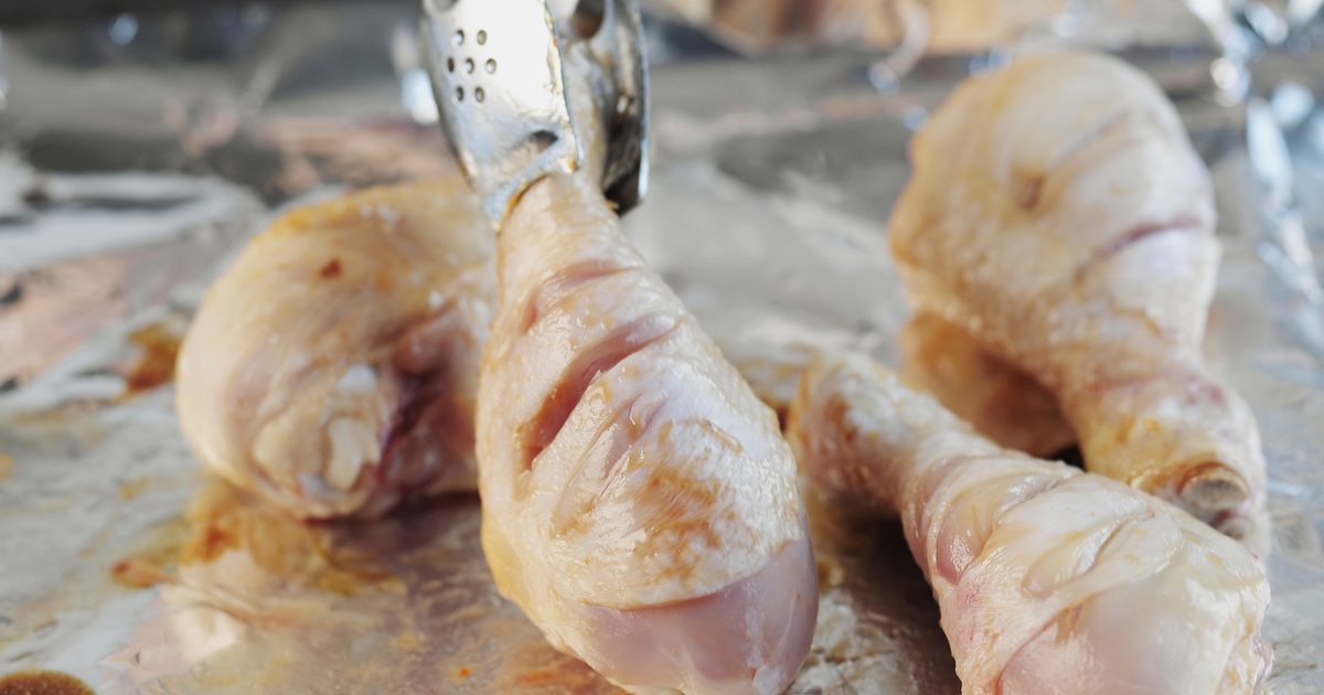 Sådan bakker du kogte kyllingeben i ovnen