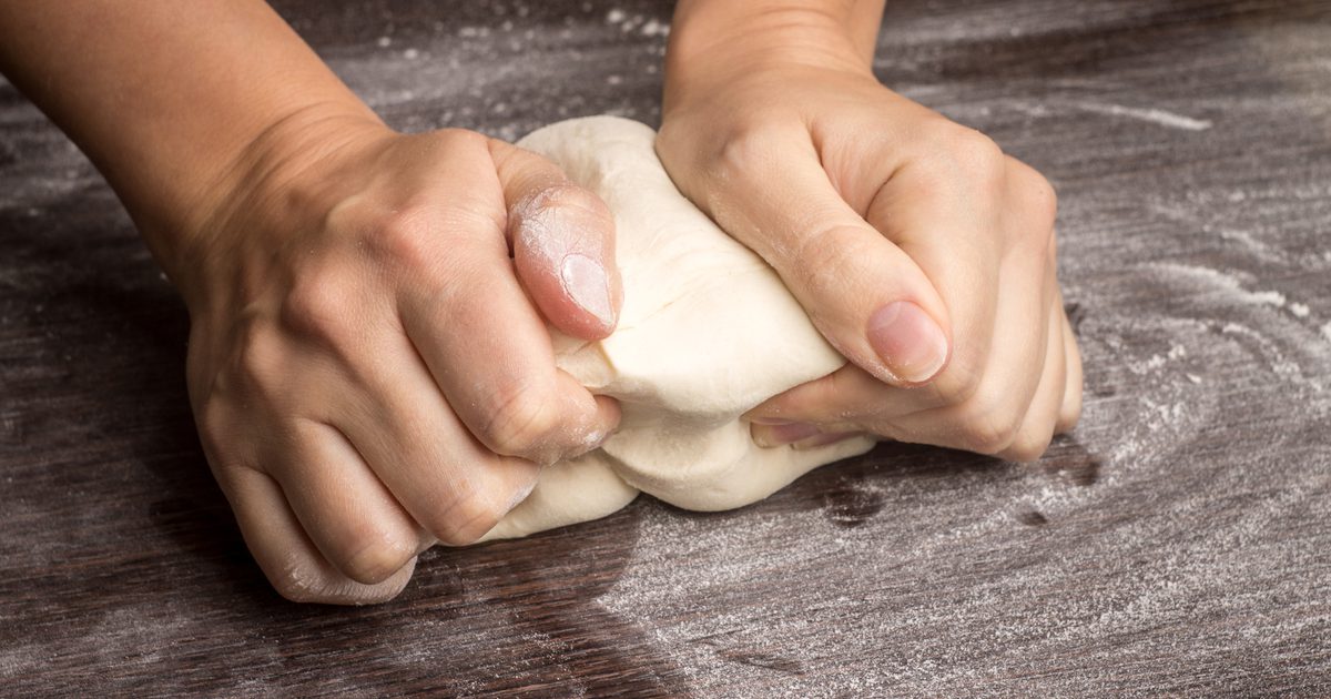 كيفية خبز الخبز في الحجري