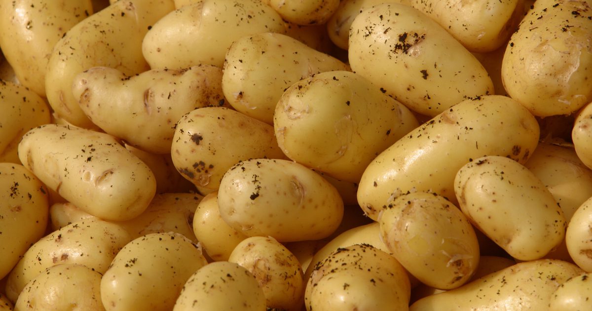 Wie man Hühnchenschenkel und Kartoffeln mit Olivenöl im Ofen backen