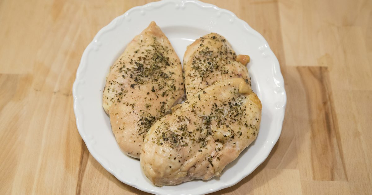 Kako pecivati ​​en kilogram piščančjih prsi na 375 stopinj