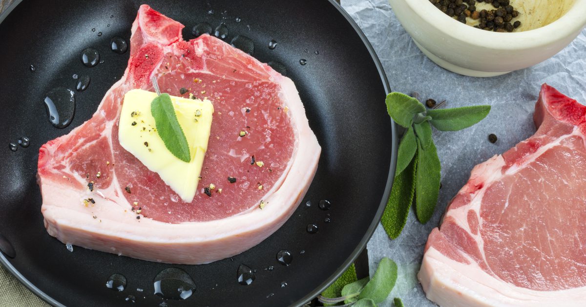 Как да се пекат Свинско пържоли в желязо тиган