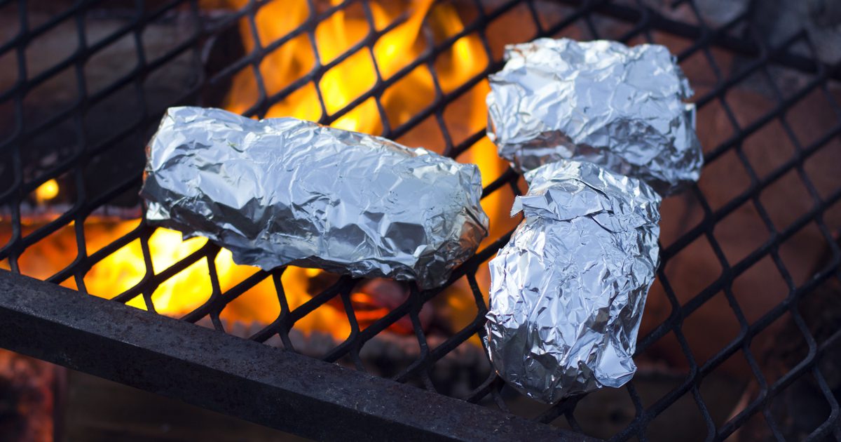 Hoe een aardappel te bakken in aluminiumfolie op de grill