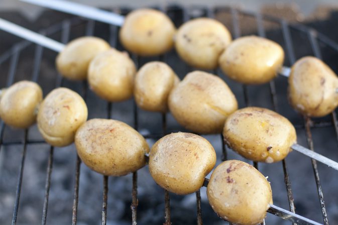 Hoe aardappelen op de grill te bakken