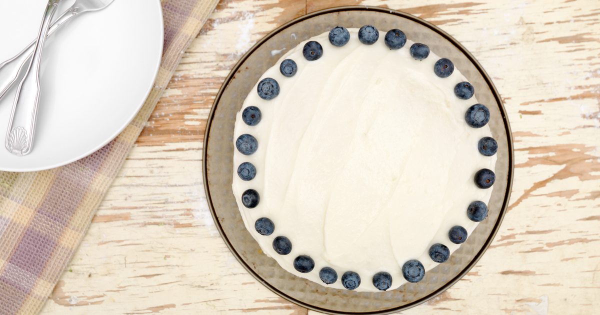 Hur man baka en snabb tårta utan bakpulver eller vanilj extrakt