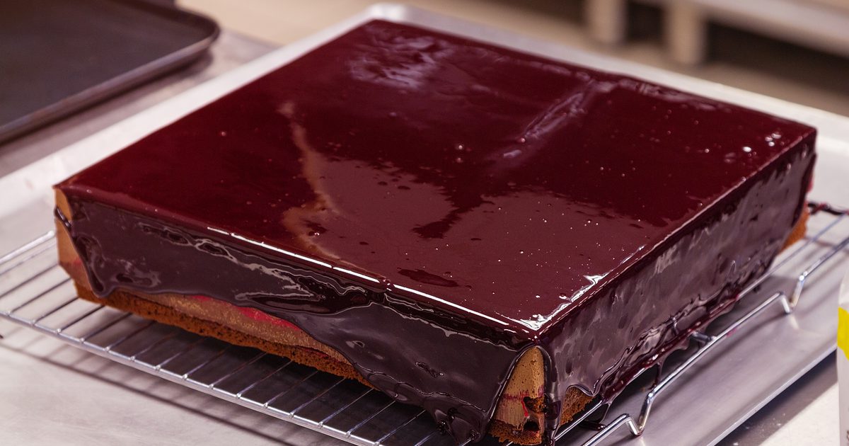 Hvordan lage en firkantet kake og kutte den ut av pannen