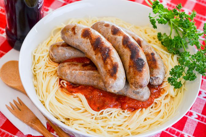 ग्रिलिंग से पहले इतालवी सॉसेज कैसे उबालें