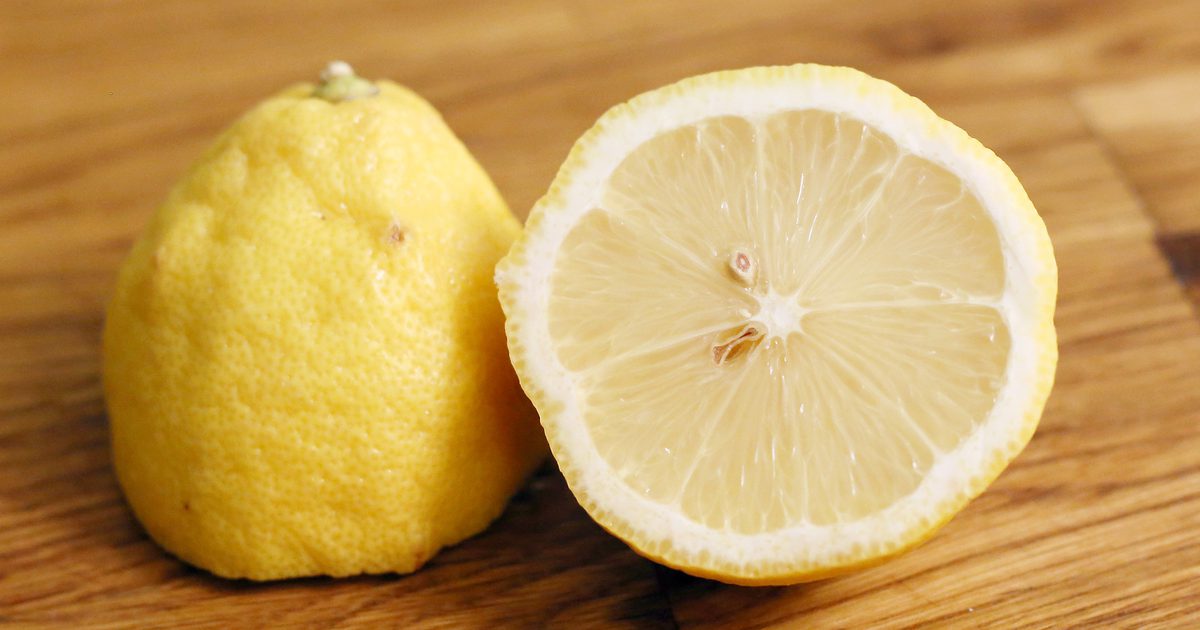 Hur man rengör frukt och grönsaker med citronsaft