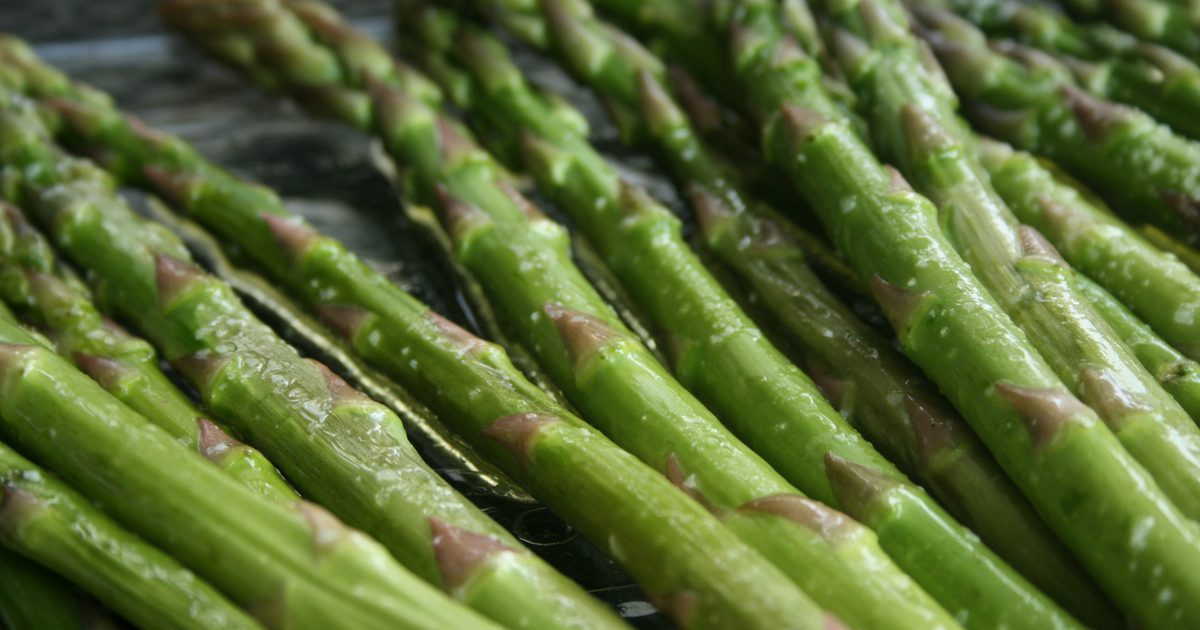 Sådan koges asparges i en skillet