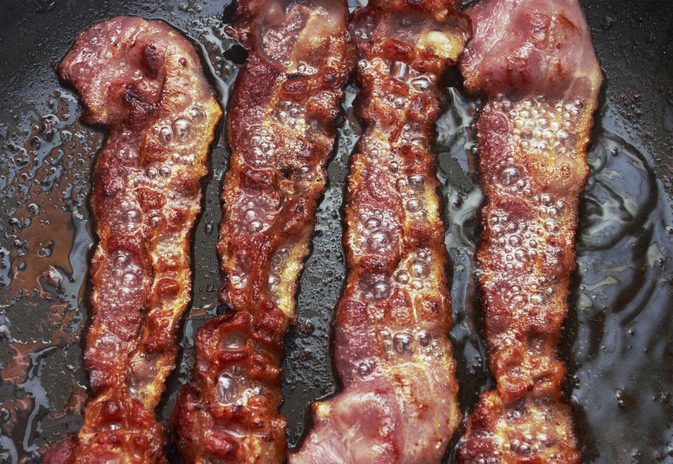Slik kokker du bacon, så det er mykt og tett