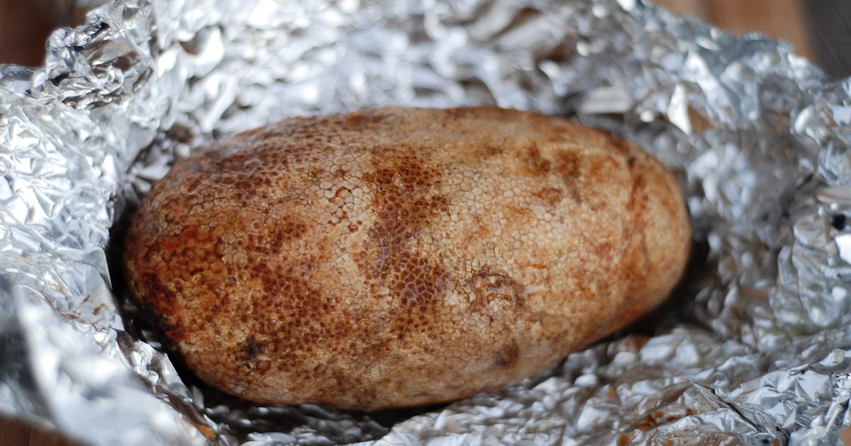 Sådan koges en bagt kartoffel på en åben ild