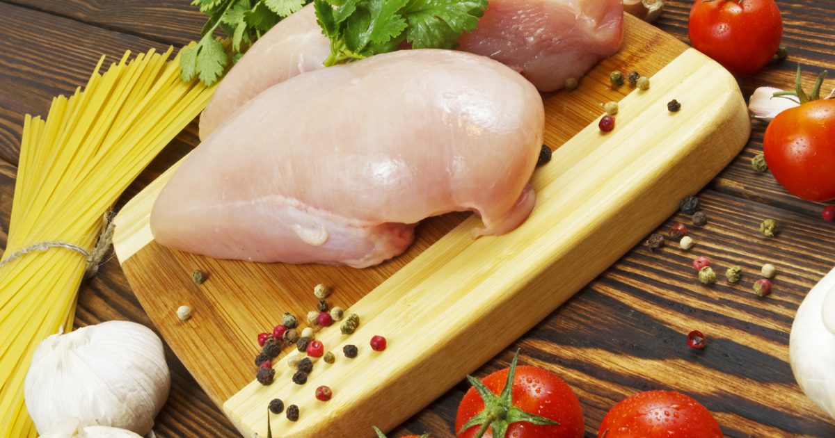 Как да готвя пилешки гърди на закрито на печката с вода