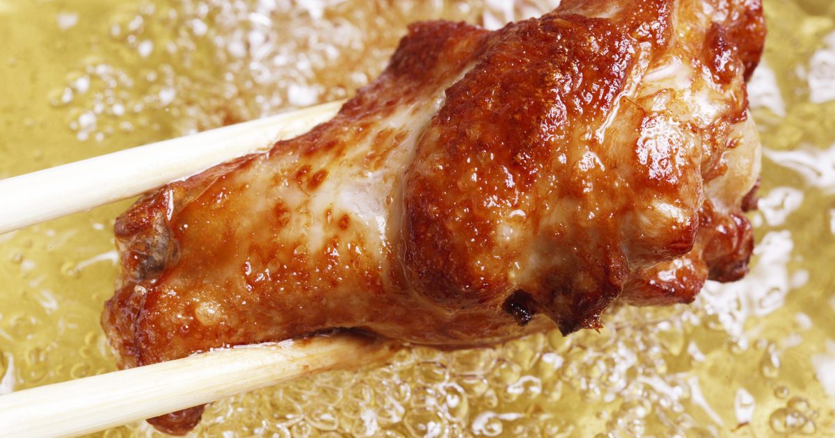 Jak w pełni gotować kurczaka podczas głębokiego smażenia