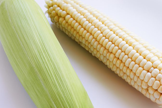 Jak gotować kukurydzę na kolbie na płycie