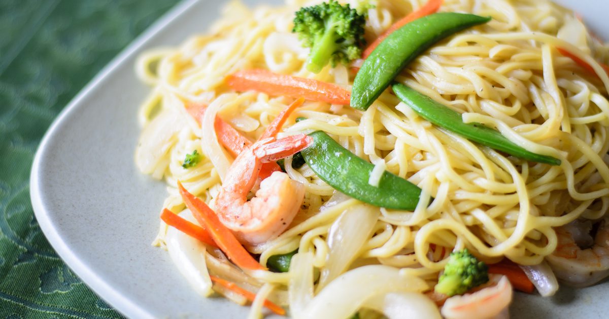चाउ मीन के लिए सूखे नूडल्स को कैसे पकाना है