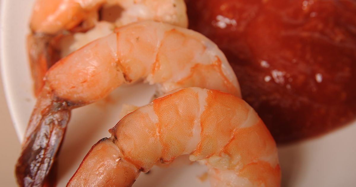 Hoe Frozen Shrimp Cook met de Shell op de kookplaat Top