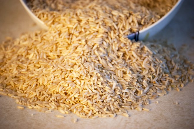 Wie man langkörnigen braunen Reis kocht