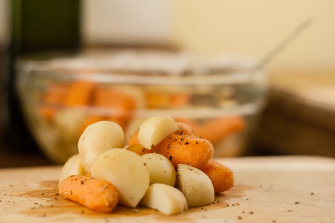 Nieuwe aardappelen en wortelen koken in de magnetron