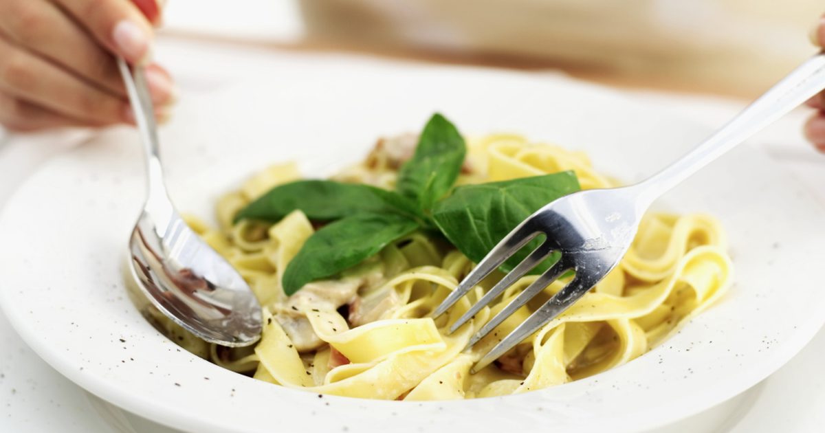Hur man lagar pasta i mikrovågsugnen eller långsam spis
