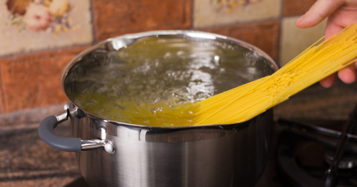 De pasta in een stoomboot koken