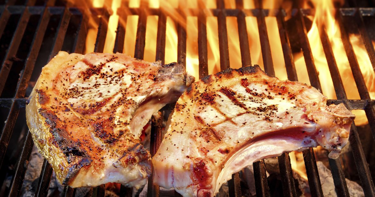 Wie man Schweinefleisch-Steak auf einem Propan-Grill kocht