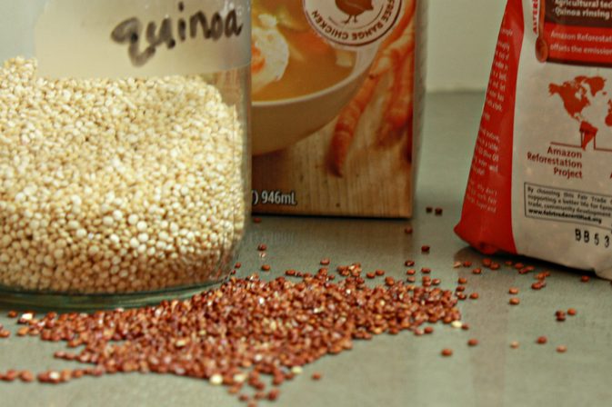 चिकन शोरबा में Quinoa कुक कैसे करें