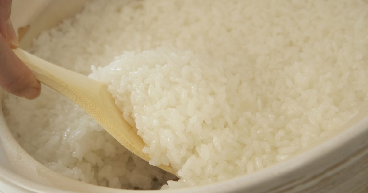 Wie man Reis in einem langsamen Kocher kocht