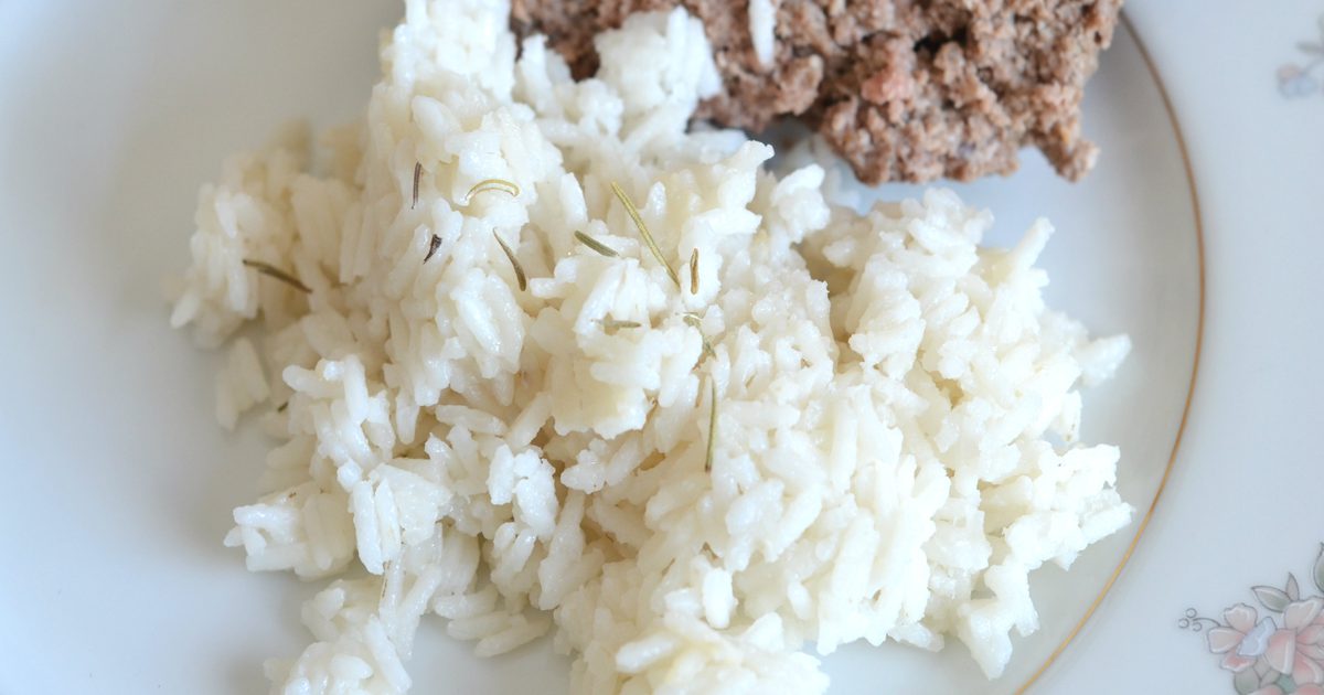 Hoe rijst te koken zonder dat het aan elkaar kleeft