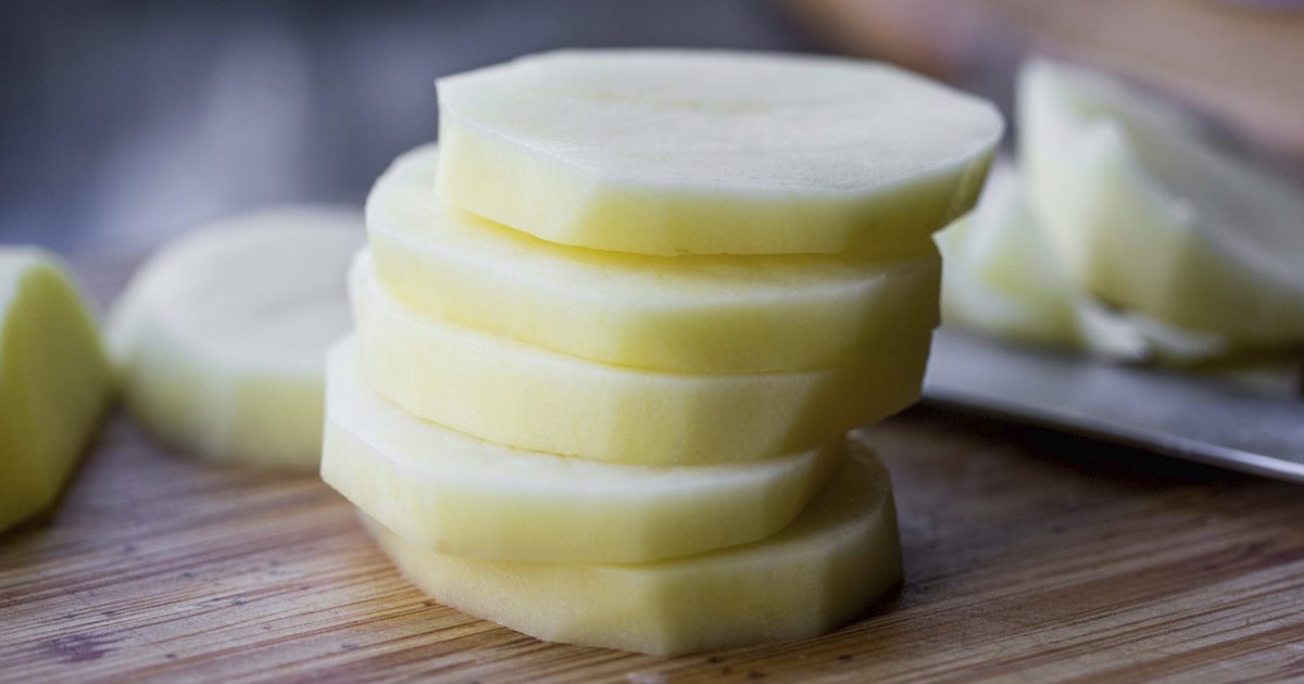 Wie man geschnittene Kartoffeln auf dem Grill in der Zinn-Folie kocht