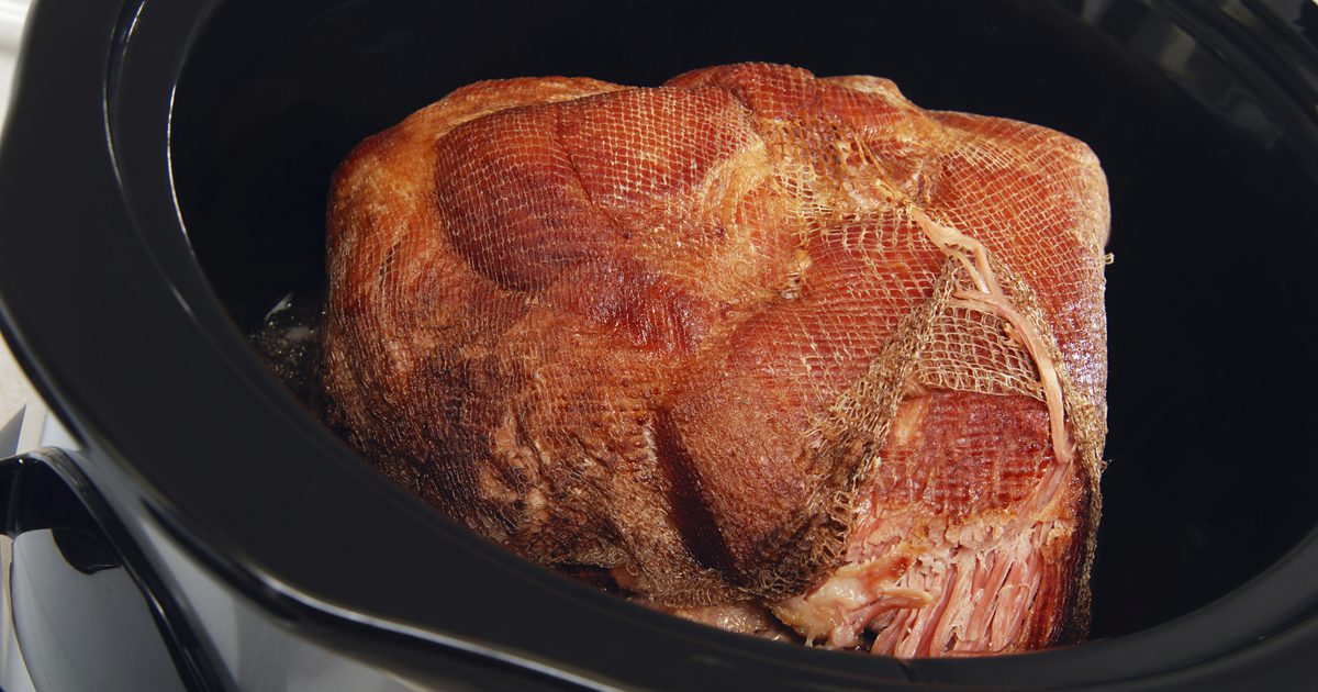 كيف لطهي العظام المدخن في لحم الخنزير في وعاء الفخار