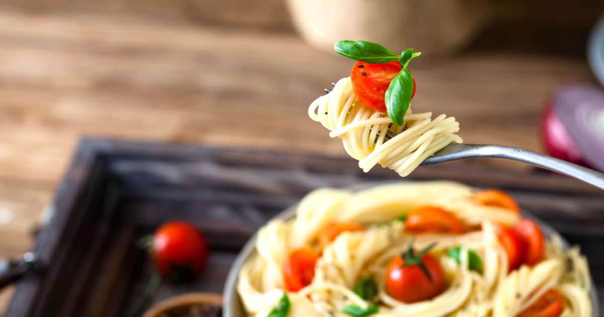 Hoe Spaghetti te koken met een pastaspot en een vergiet inlegvel
