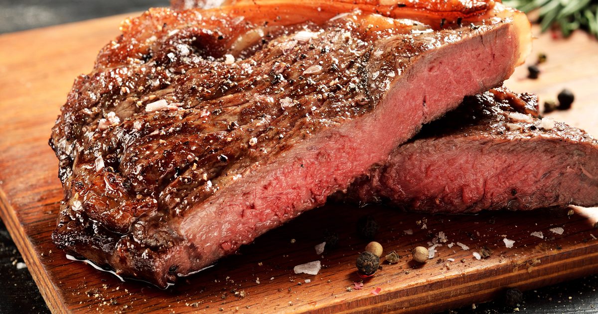 Как да се готви тънки Ню Йорк Strip Steaks в пещта