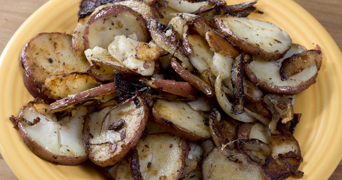 Hoe dunne plakjes aardappelen in een koekenpan te koken