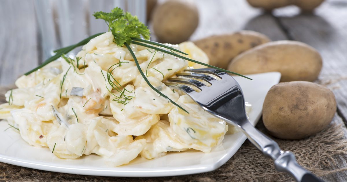 Hvordan motvirke for mye eddik i potetsalat