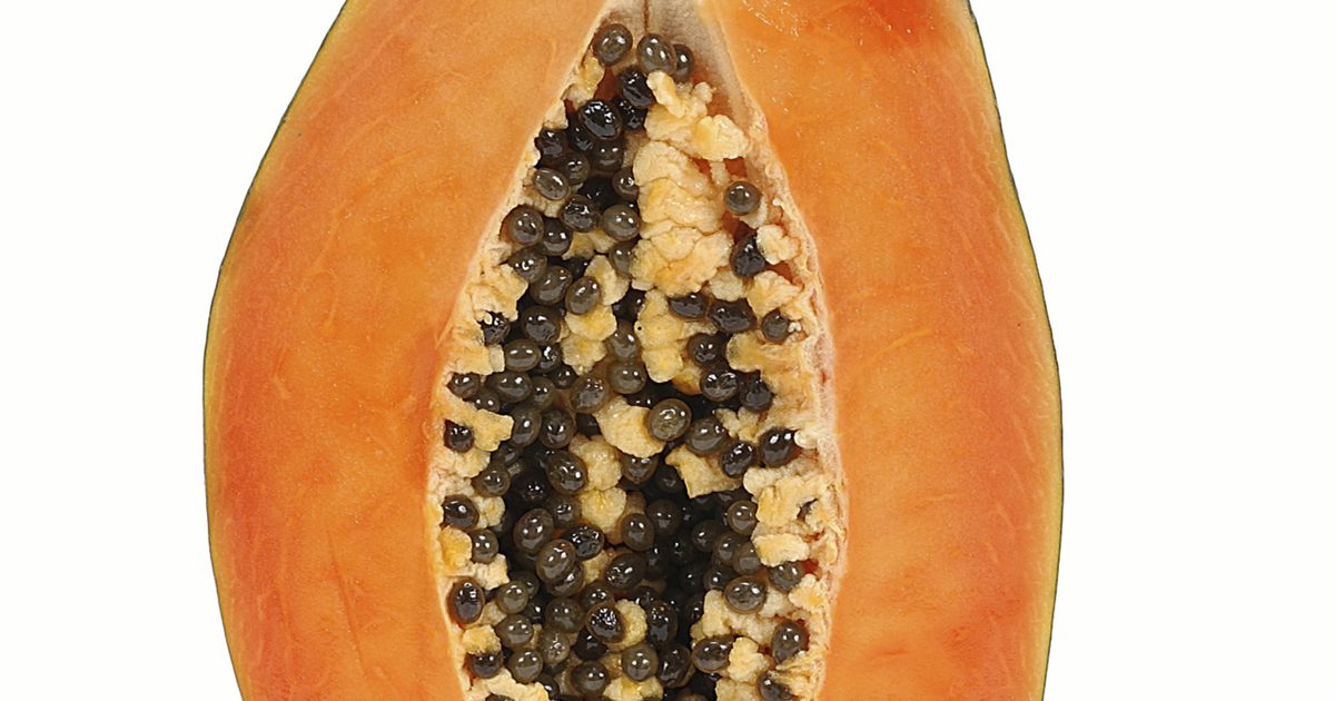 Wie man eine rohe Papaya isst