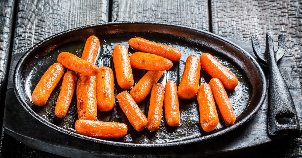 Wie man Karotten in Aluminiumfolie grillt