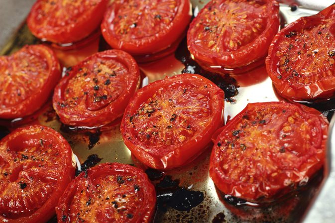 Hoe tomaten op een fornuis te grillen