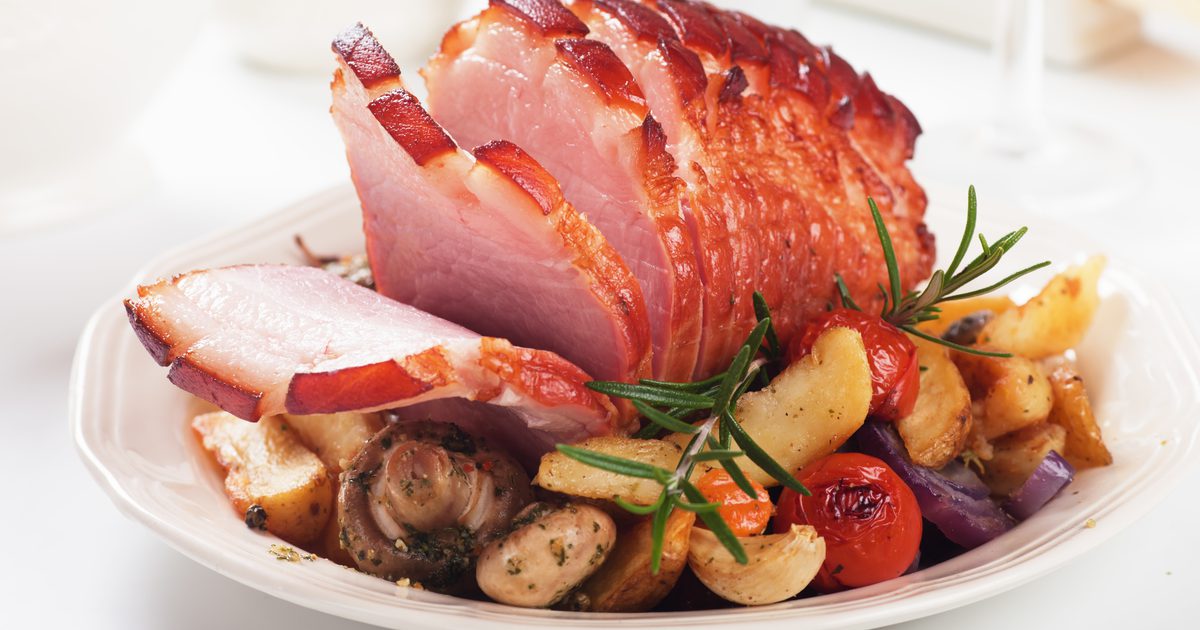 Hoe een volledig gekookte ham in een pot te verwarmen